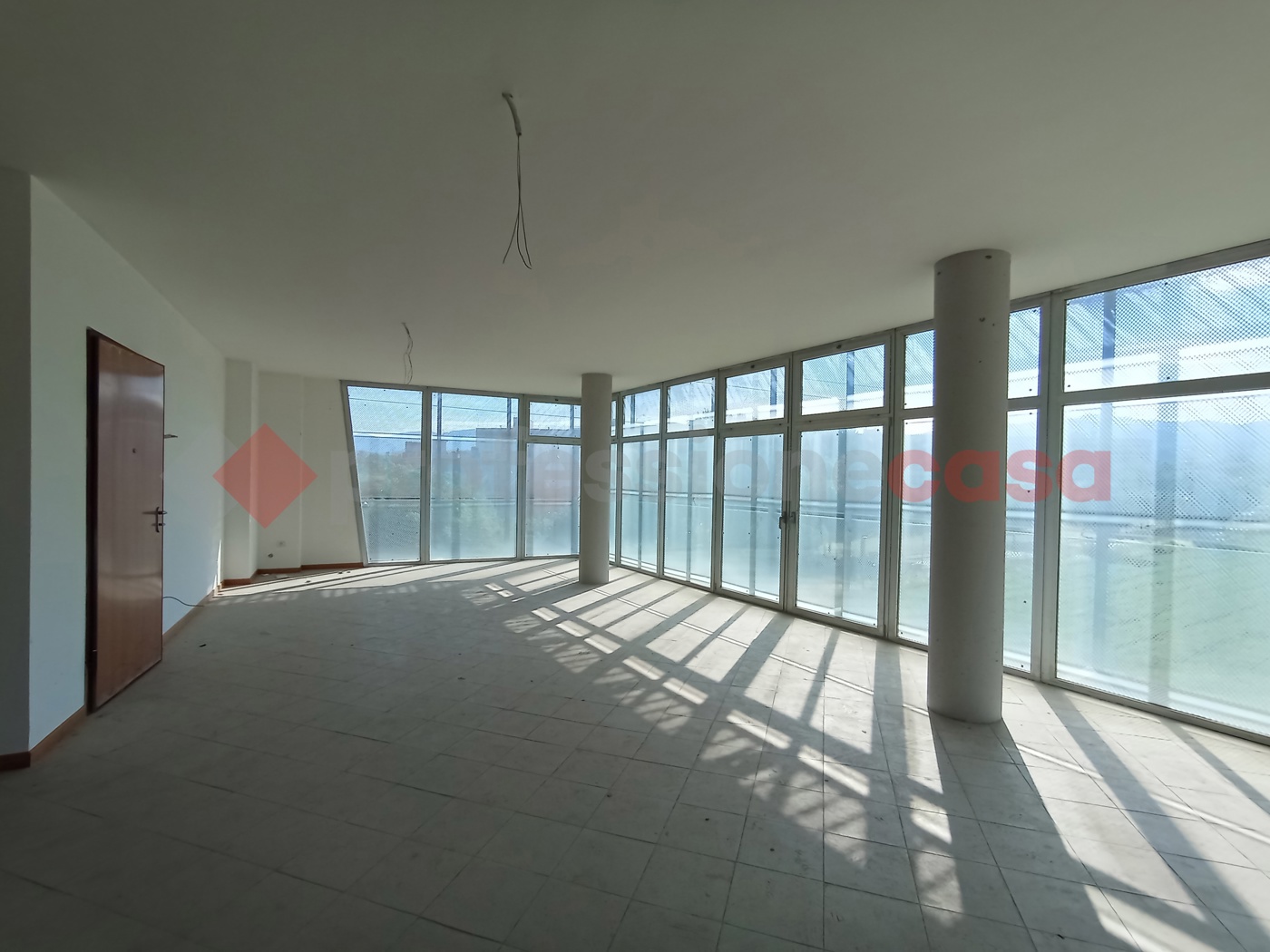 Su palazzina con ascensore e parcheggio, stanza in ufficio unico