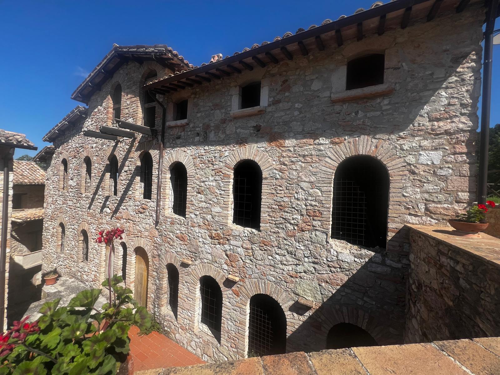 CAMPELLO SUL CLITUNNO, Acera