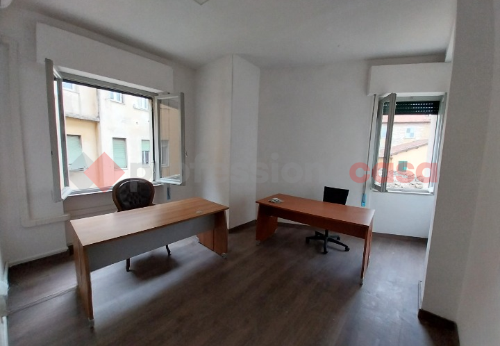 Stanza di 18 in ufficio ristrutturato con ascensore
